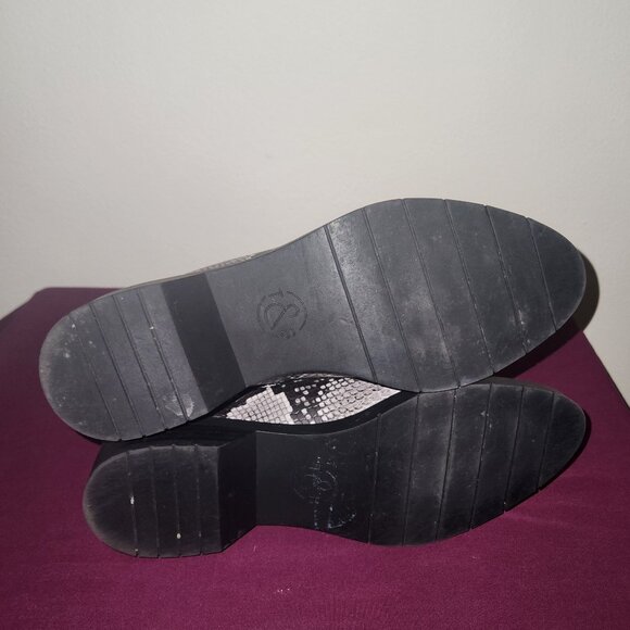 Treasure & Bond Gabriella Chelsea boot in a black and white snake print. Size 8 - Picture 8 of 9